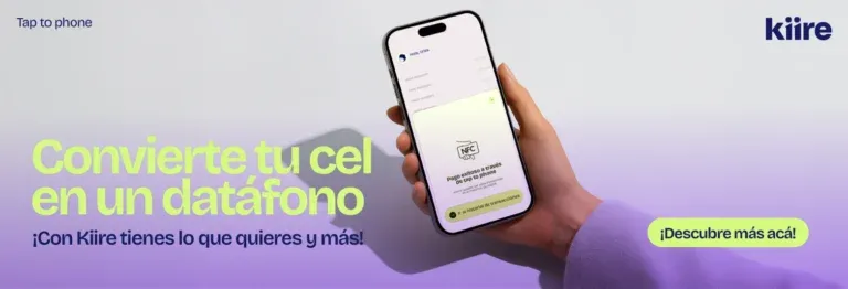 Mano sosteniendo un teléfono móvil que muestra la opción de pago con NFC. Texto en la imagen: “Convierte tu cel en un datáfono. ¡Con Kiire tienes lo que quieres y más!”. Logotipo de Kiire en la esquina superior derecha y botón con el texto “¡Descubre más acá!”